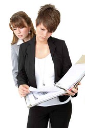 Abgucken-zwei-Frauen