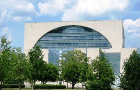 Bundeskanzleramt-mit-Baeumen-448x288