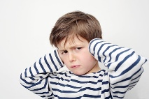 Junge-häl-sich-die-Ohren-zu