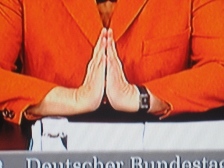 Merkel-Bundestag-Haende-zum-Gebet-2014-01-29